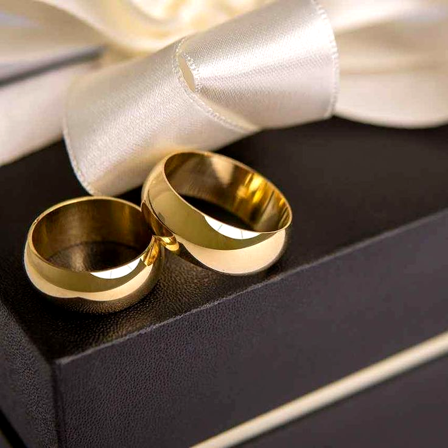 Par de Alianças Boleadas em Ouro Amarelo - Tradicional 18k/750